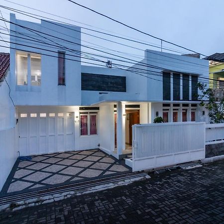 Spacious, White-Villa Belgareti @Kiara Condong バンドゥン エクステリア 写真