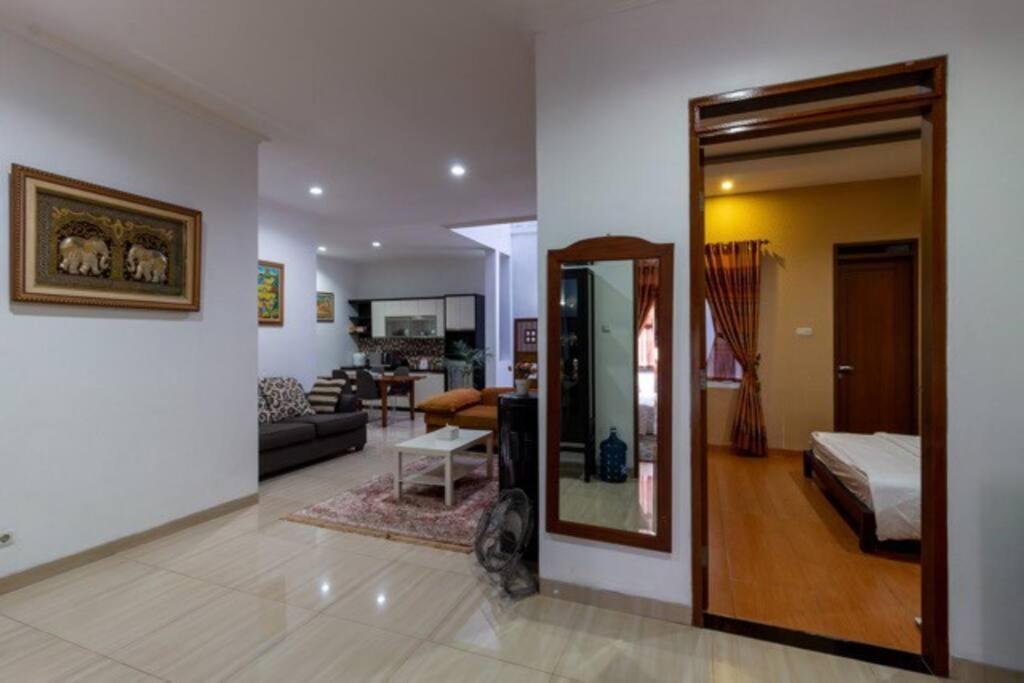 Spacious, White-Villa Belgareti @Kiara Condong バンドゥン エクステリア 写真