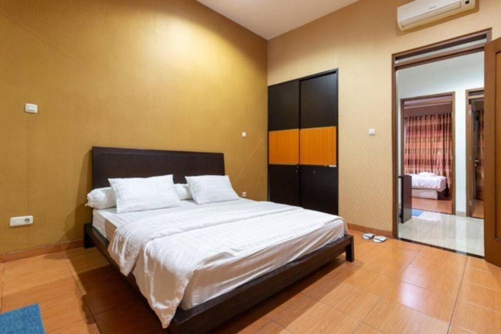 Spacious, White-Villa Belgareti @Kiara Condong バンドゥン エクステリア 写真