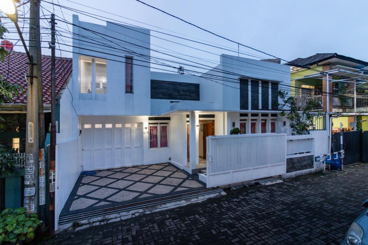 Spacious, White-Villa Belgareti @Kiara Condong バンドゥン エクステリア 写真
